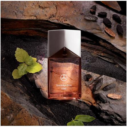 ادکلن مردانه مرسدس بنز مدل لند-این عطر با طبع گرم و رایحه‌ای چوبی-ادویه‌ای، مناسب استفاده در تمامی فصول به‌ویژه پاییز و زمستان است. این عطر با ماندگاری بالا و پراکندگی مناسب، انتخابی خاص برای آقایانی است که به دنبال رایحه‌ای لوکس و جذاب هستند.  